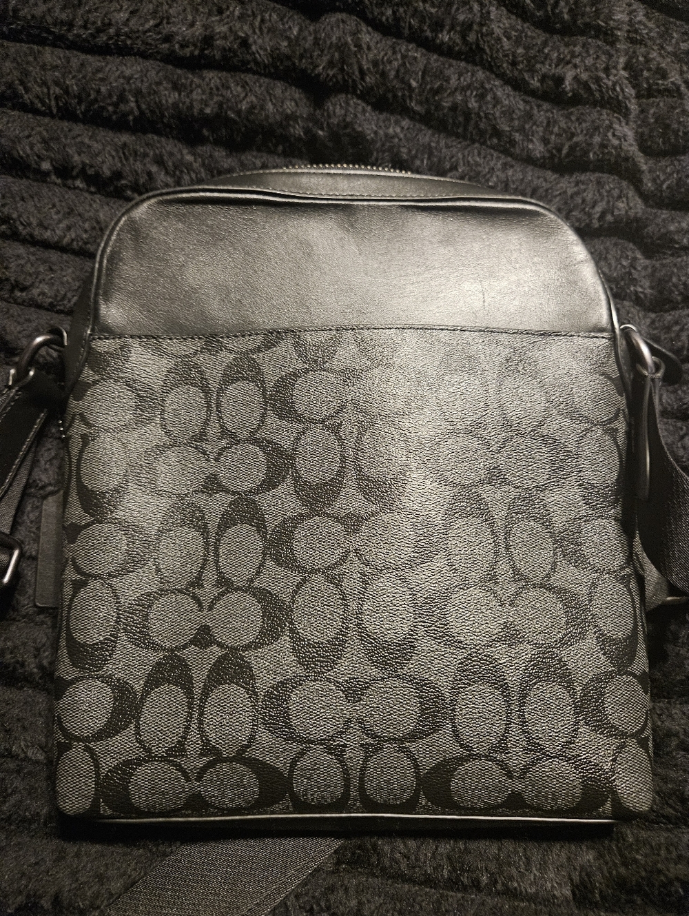 Coach Men’s Gray/Black Signature Messenger Bag - Picture 9 of 11